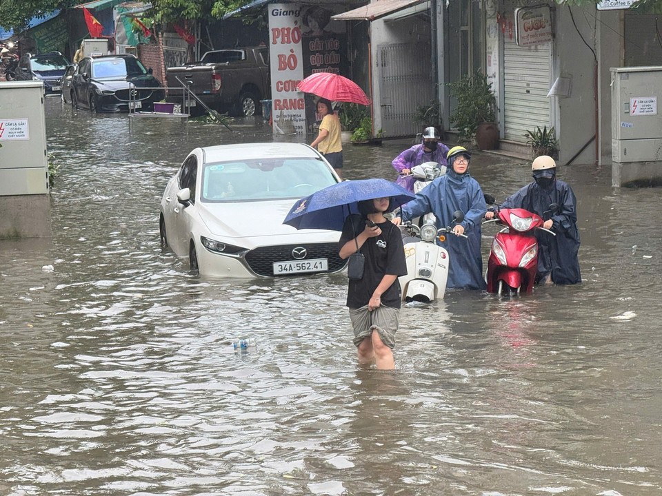 Hong Tien street (Bo De ward) submerged in water. (Photo: VNA)