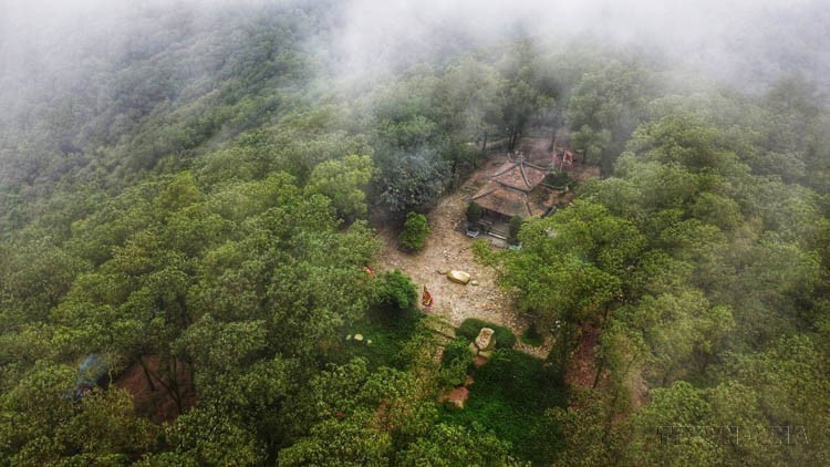 The “Fairy Chessboard” on the summit of Con Son Mountain is a flat stone surface. The name was coined by locals to honour and admire the historical and poetic beauty of the site. (Photo: VNA)