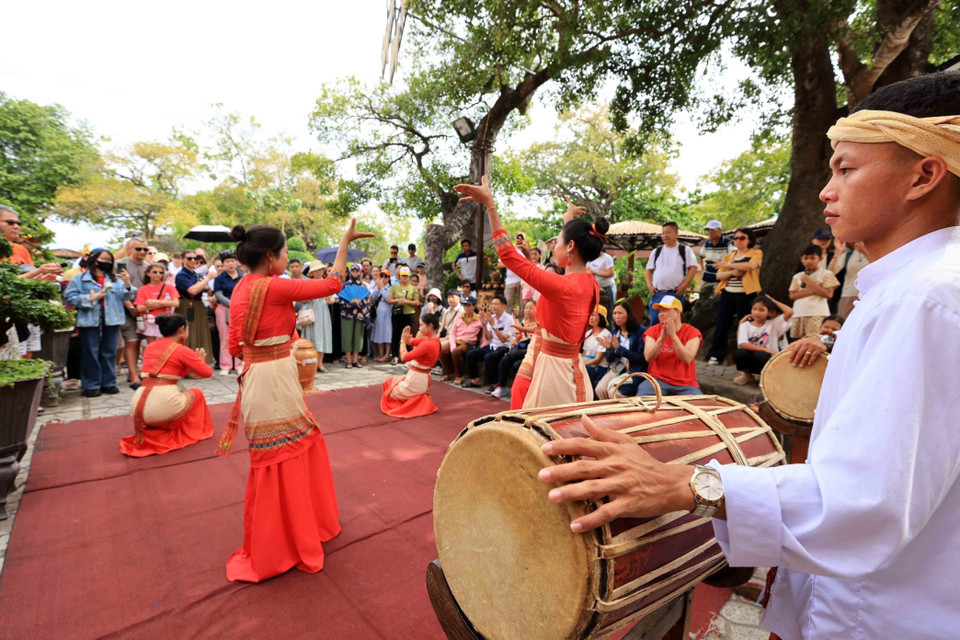 The Po Nagar Cham Towers (Khanh Hoa province) attract visitors with traditional Cham dances. (Photo: VNA)