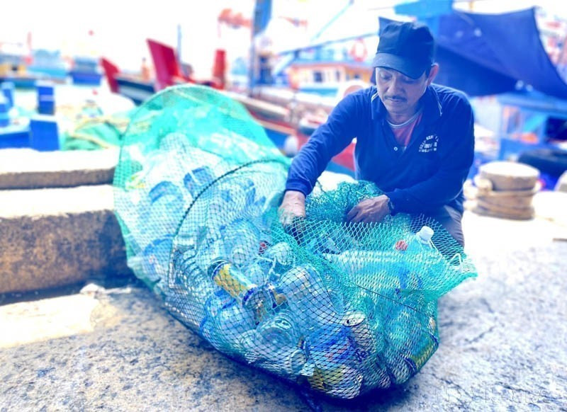 The “Plastic waste collection from fishing boats” model in Binh Dinh province has attracted the participation of 200 local boats, helping reduce ocean plastic waste from fishing activities. (Photo: VNA)