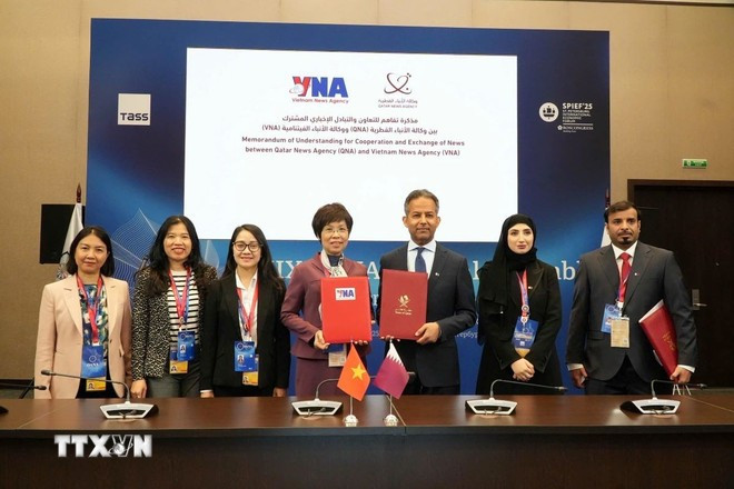 Signing ceremony of a Memorandum of Understanding on cooperation and exchange between VNA and Qatar News Agency - QNA. (Photo: VNA)