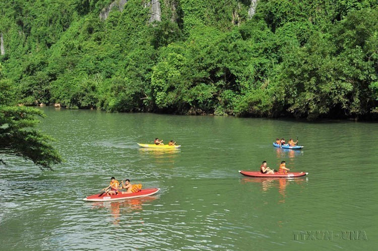 Tourists paddle boats to enjoy the scenery along the Chay River at Phong Nha – Ke Bang National Park. (Photo: VNA)