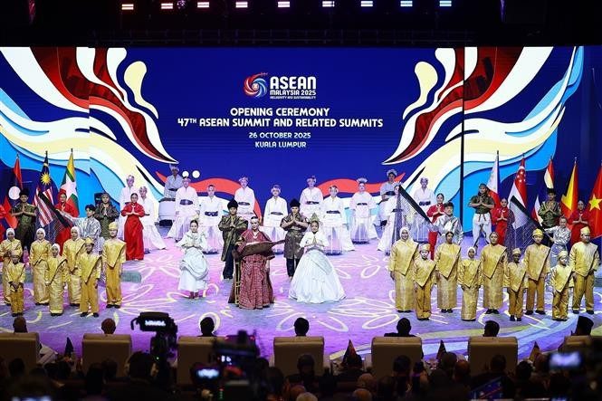Art performance celebrating the opening ceremony of the 47th ASEAN Summit. (Photo: VNA)