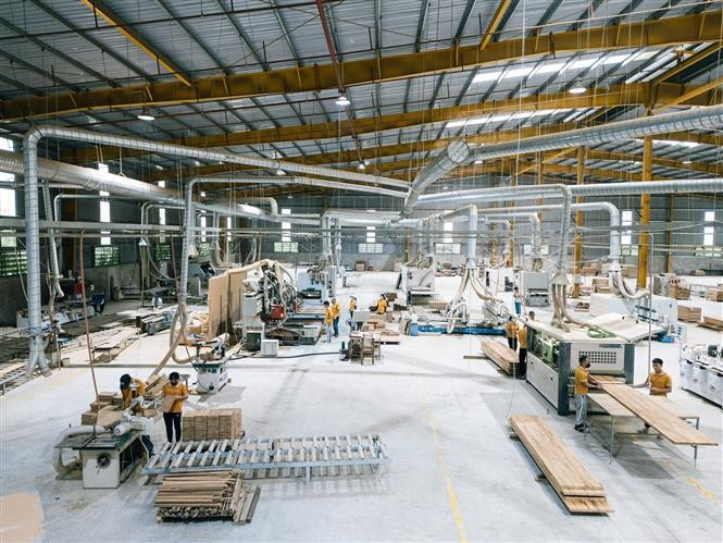 Bambo King Vina JSC (Bai Bui Industrial Cluster, Linh Son commune, Thanh Hoa province) invests in machinery and production lines to enhance wood-processing capacity. (Photo: VNA)