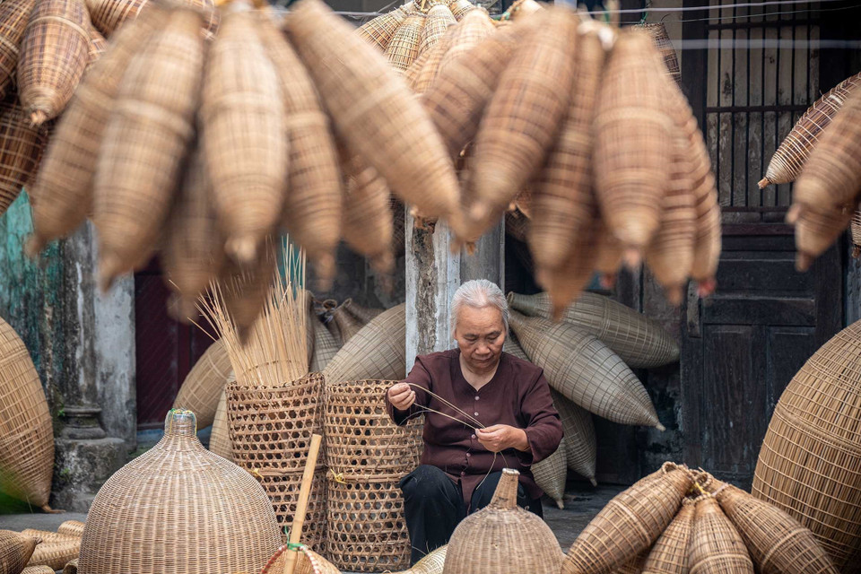 Though no longer a main source of income, many Thu Sy villagers are passionate about keeping the craft alive as part of their cultural identity. (Photo: VNA)