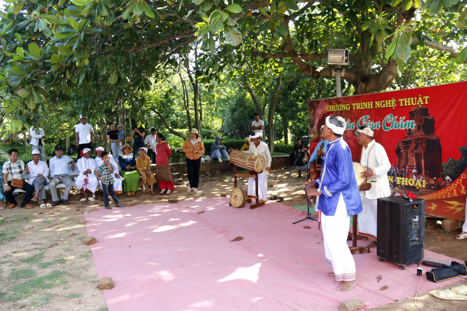 A traditional musical instrument performance at the Po Sah Inu Tower relic site, offering visitors an additional cultural experience. (Photo: VNA)