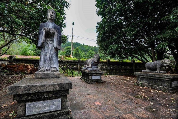 Around the tomb of King Tran Hien Tong in the Yen Tu Monuments and Landscape remain many artefacts, including mandarin statues, sacred animal statues, and stone turtles. (Photo: VNA)
