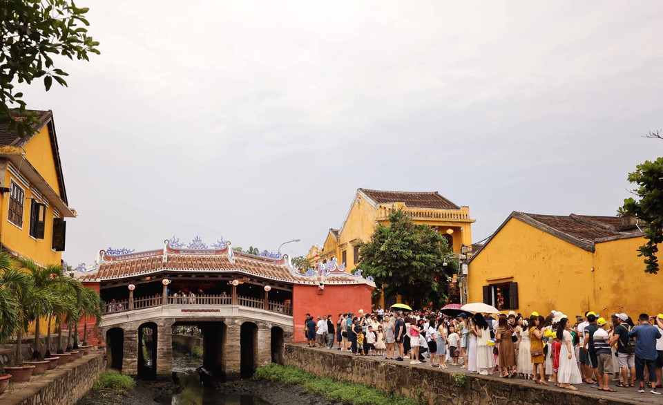 The UNESCO World Heritage-listed ancient town of Hoi An (Da Nang city) remains a favorite destination for international tourists. (Photo: VNA)