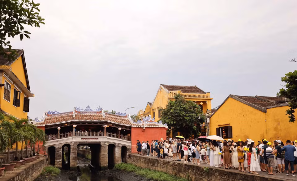 The UNESCO World Heritage-listed ancient town of Hoi An (Da Nang city) remains a favorite destination for international tourists. (Photo: VNA)