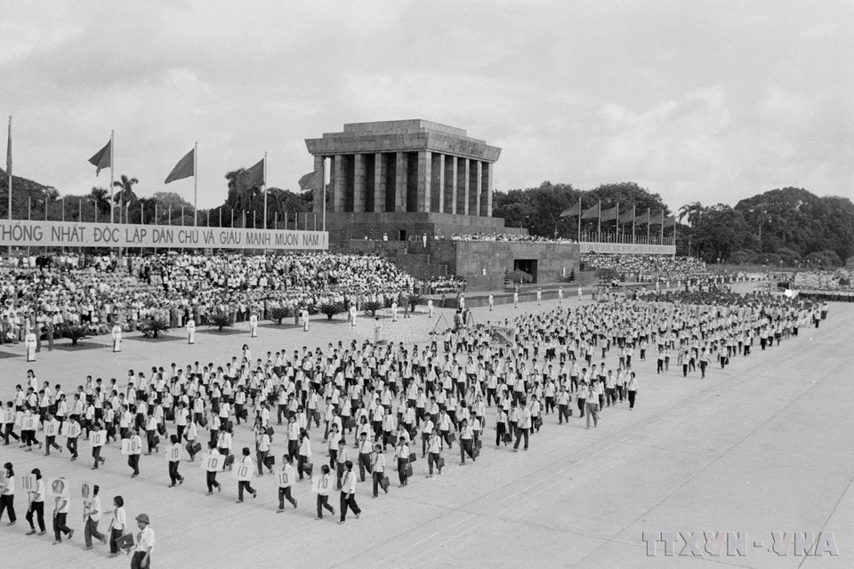 Children and students marching past the grandstand. (Photo: VNA)
