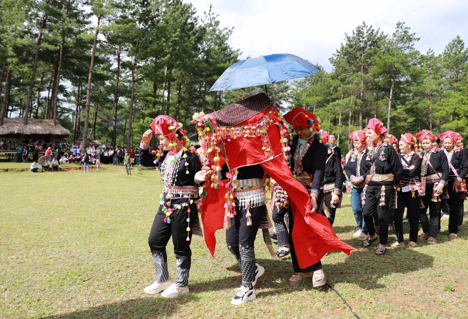 On the wedding day, the person who brings the bride to the groom’s house must be her sister, cousin, or another female relative. (Photo: VNA)