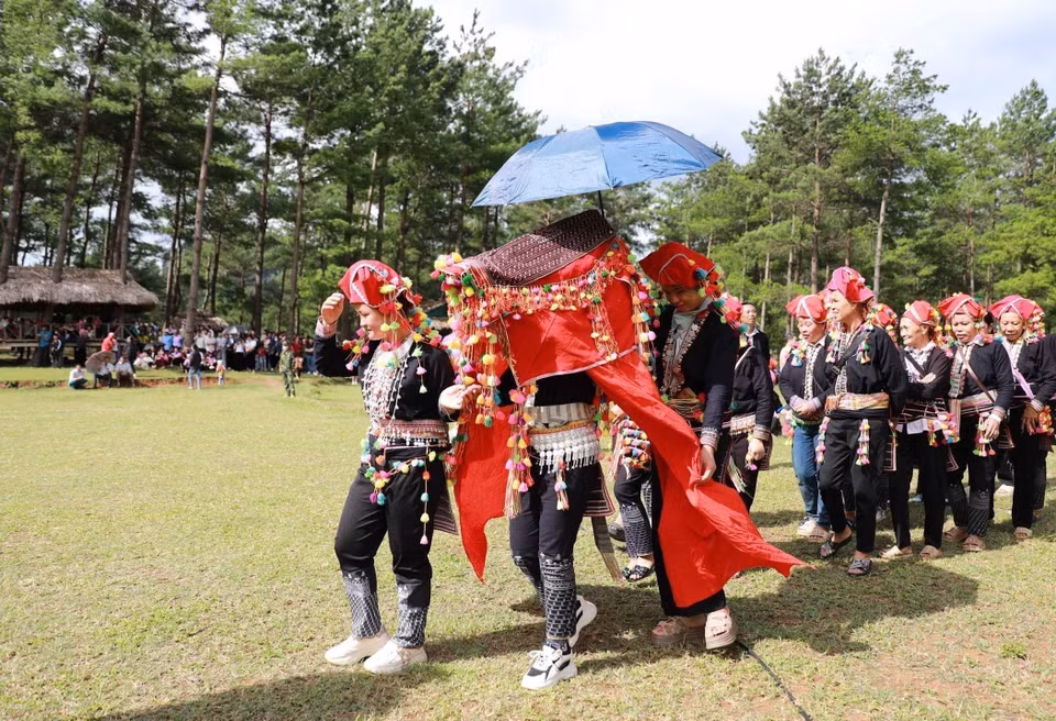 On the wedding day, the person who brings the bride to the groom’s house must be her sister, cousin, or another female relative. (Photo: VNA)