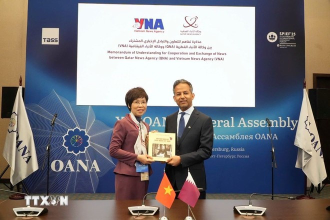 VNA Director General Vu Viet Trang introduces the photo book “100 Years of Vietnam’s Revolutionary Press” to international friends. (Photo: VNA)