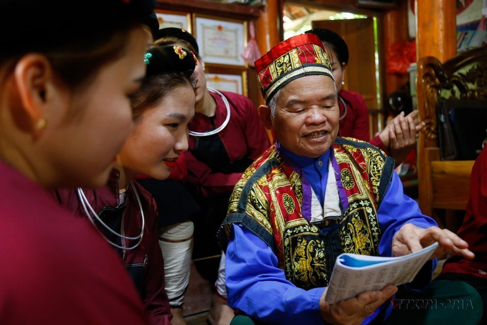At age 76, Party member and People’s Artisan Sam Van Dun continues researching, restoring, and preserving the cultural identity of the Cao Lan ethnic group to bring its cultural essence into social life. (Photo: VNA)