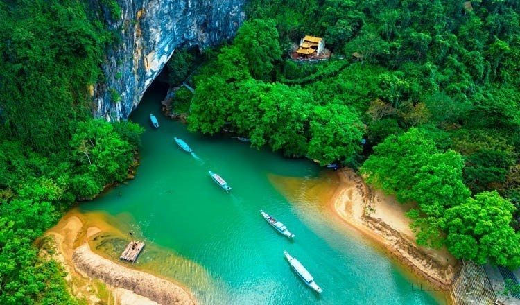Boats at Phong Nha Tourist Wharf take visitors to explore Phong Nha Cave. (Photo: Published by VNA)