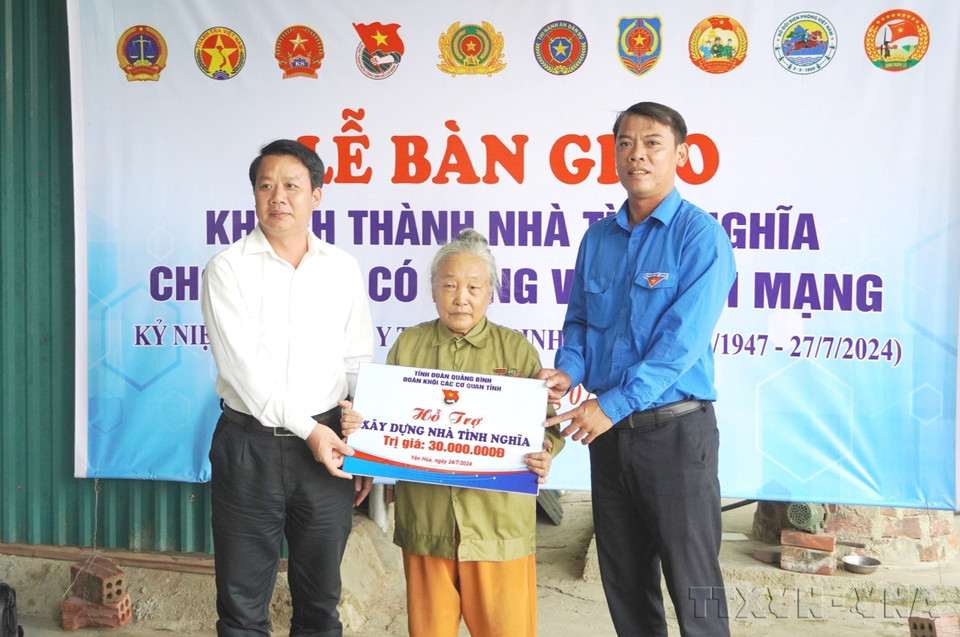 Representatives from the Party Committee and Youth Union of provincial agencies in Quang Tri province join hands in supporting Le Thi Nhung (born 1947), a war participant and war invalid, to build a new house. (Photo: Released by VNA)