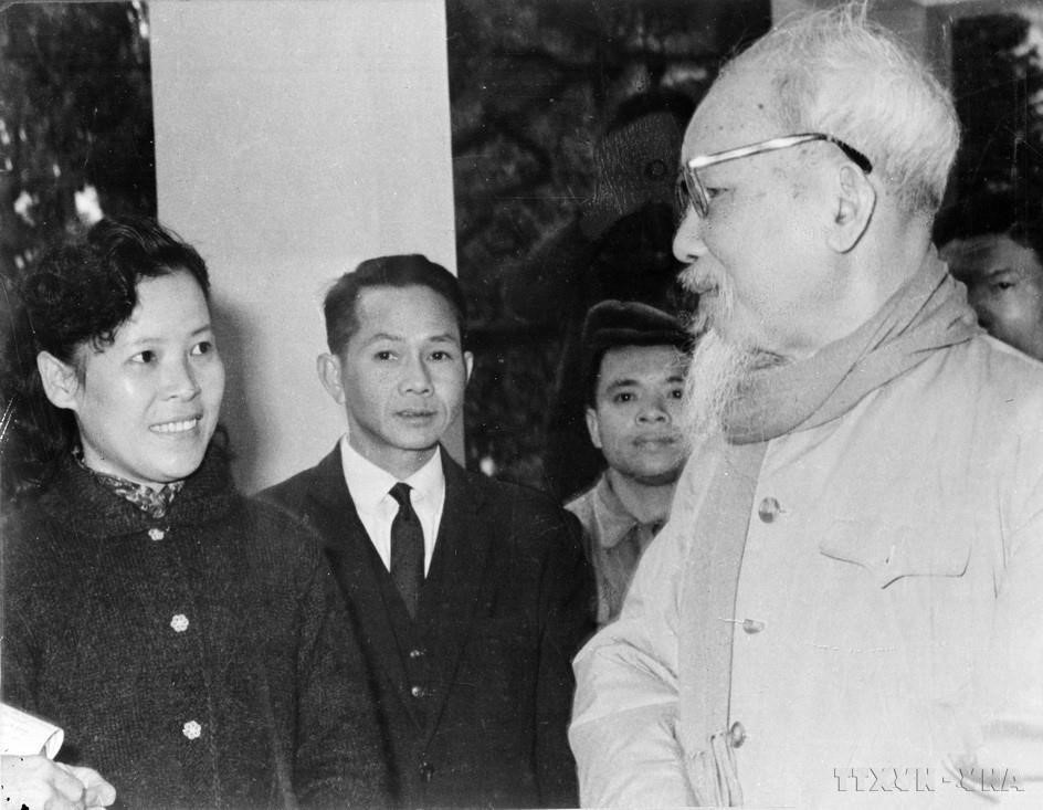 President Ho Chi Minh giving advice to VNA female reporter Tue Oanh on how to write news while covering the third National Assembly election (April 26, 1964). (Fhoto: VNA archives)