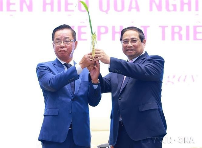 Representative of an agricultural enterprise in Thai Binh presents a new rice variety to Prime Minister Pham Minh Chinh during his dialogue with businesses on implementing the Politburo’s Resolution No. 68 on private economic development. (Photo: VNA)