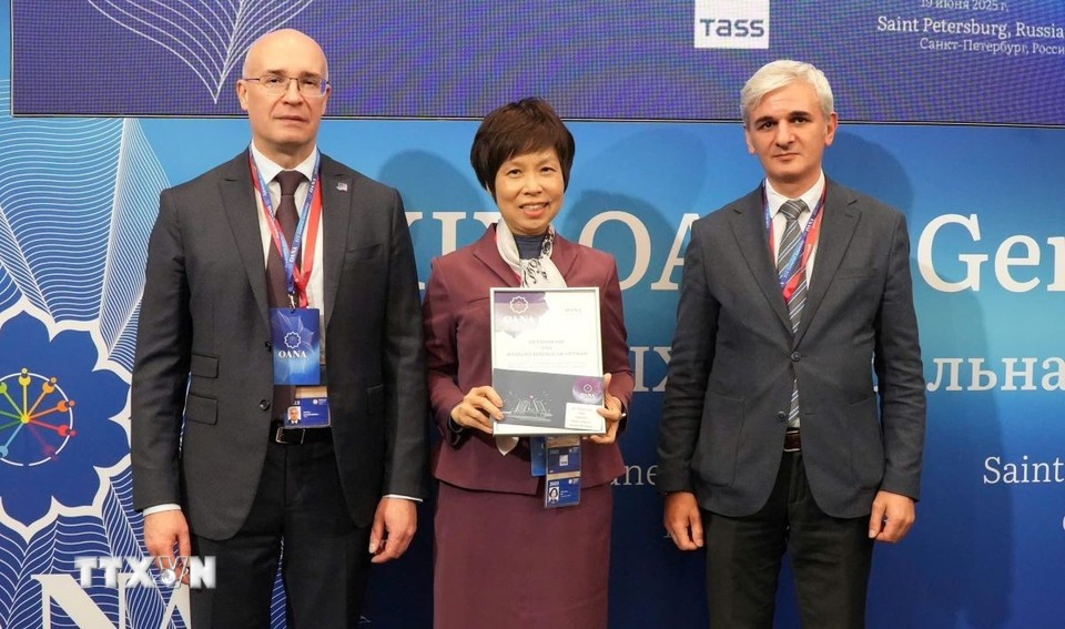 VNA receives the OANA award. (Photo: VNA)