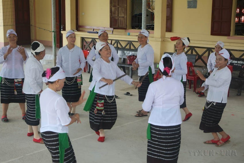 Elderly members of gong, singing, and weaving clubs maintain regular performances to preserve the cultural heritage of the Tho ethnic group in Nghe An. (Photo: VNA)