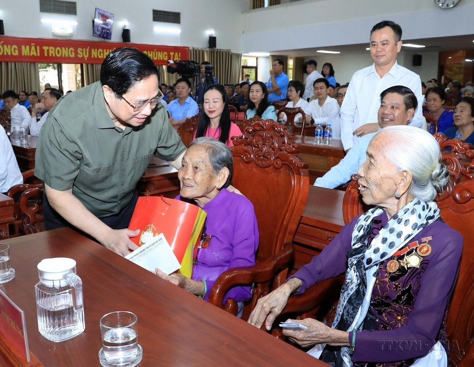 Prime Minister Pham Minh Chinh visits and presents gifts to Vietnamese Heroic Mothers during the Lunar New Year in Can Tho (February 4, 2024). (Photo: VNA)