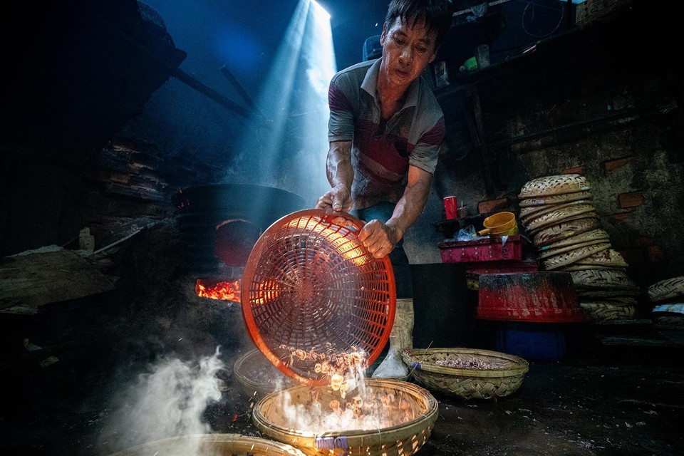 For generations, from early morning to late afternoon, by the ever-burning stoves, diligent locals make their living through fish steaming. (Photo: VNA)