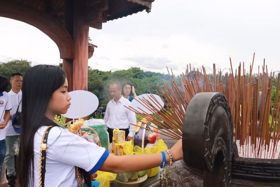 Overseas Vietnamese youth and students pay tribute to fallen heroes who sacrificed their lives for the nation. (Photo: VNA)