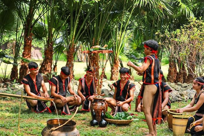 Performing rituals of the water drop worship ceremony. (Photo: VNA)