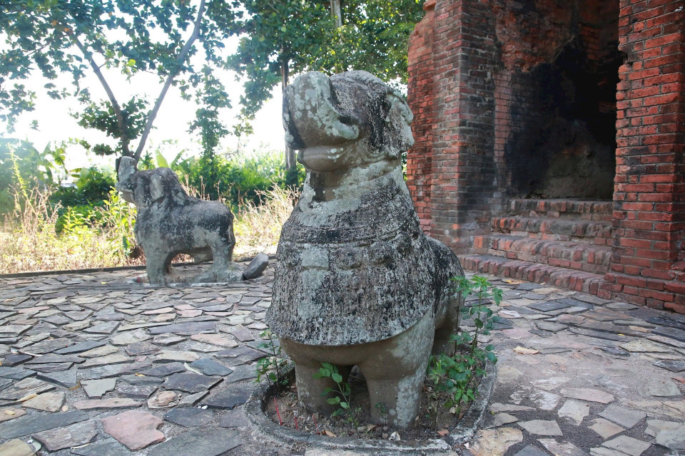 Two sandstone statues of Gajasimha (lion-elephant hybrid) still remain outside the Bang An tower. (Photo: Dan Tri newspaper)