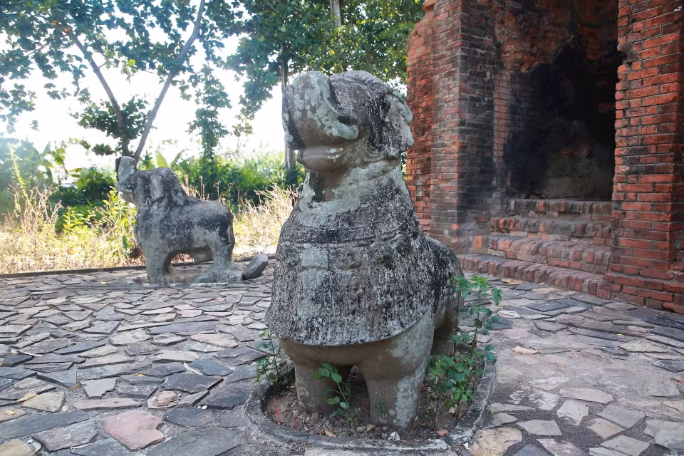 Two sandstone statues of Gajasimha (lion-elephant hybrid) still remain outside the Bang An tower. (Photo: Dan Tri newspaper)