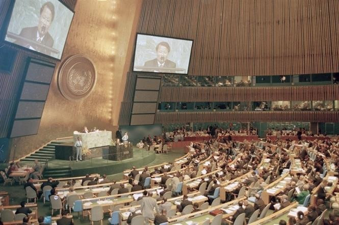 Since joining the UN, Vietnam has deepened its engagement, taken on important positions within the UN system, and actively contributed across all three UN pillars. In the photo: Vietnamese State President Tran Duc Luong delivers remarks at the opening session of the UN Millennium Summit in New York, September 6, 2000. (Photo: VNA)