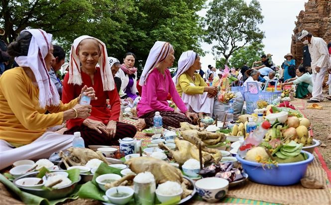 Cham people offer gifts to deities and ancestors, expressing their wishes for peace and prosperity. (Photo: VNA)