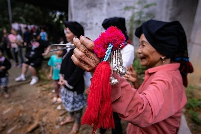 A hairpin prepared by the elders for the bride on her wedding day. (Photo: VNA)