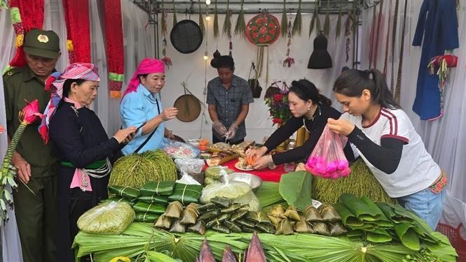 A booth displaying Hop Thanh green sticky rice products, showcasing the uniqueness of local cuisine. (Photo: VNA)