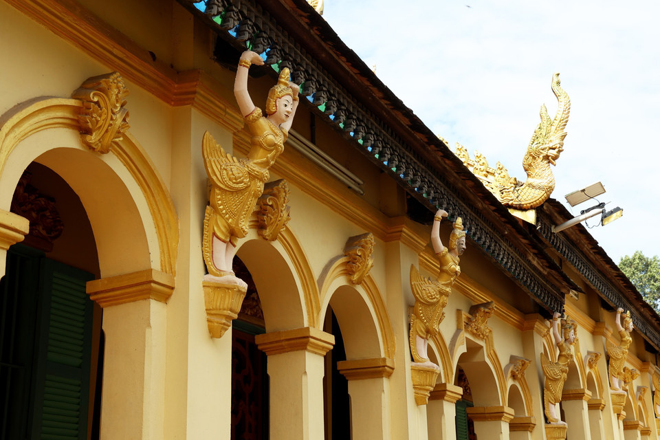 Elegant vaulted columns surround the main hall of Ang Pagoda. (Photo: VNA)