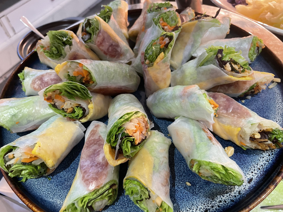 Fresh spring rolls is made with rice paper, and served with a fish sauce-based dip. (Photo: VNA)