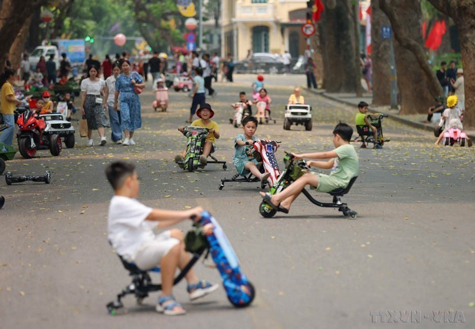 From 2023 to 2024, Vietnam's birth rate showed a sharper decline. In 2024, the urban fertility rate dropped to 1.67 children per woman, and rural areas to 2.08. The Ministry of Health forecasts continued decline in the years ahead. (Photo: VNA)