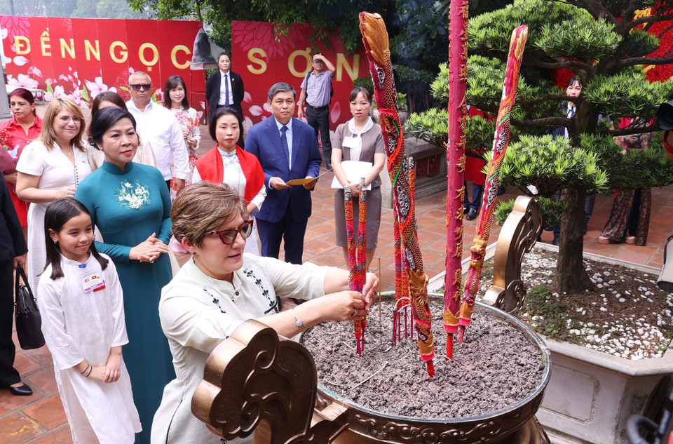 The two spouses and delegation offer incense at Ngoc Son Temple – a special national historical and cultural relic site. (Photo: VNA)