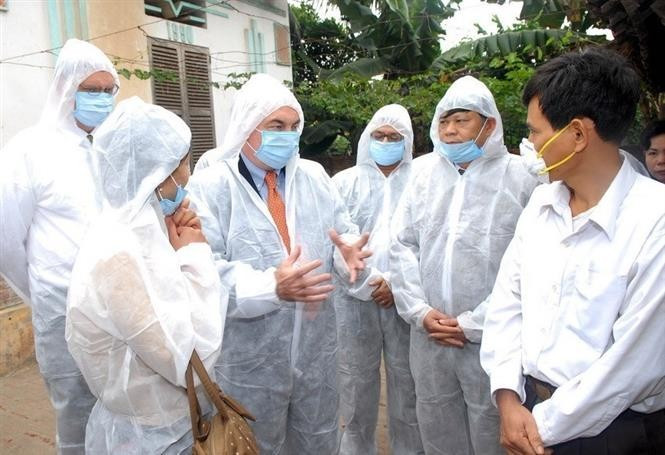 UNDP Administrator and UN Development Group Chair Kamal Dervis discusses H5N1 avian flu prevention with livestock farmers in Truc Son town, Chuong My district, Ha Tay province (now Hanoi), December 9, 2006. (Photo: VNA)