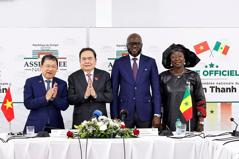 Chairman Tran Thanh Man and President Malick Ndiaye together with the heads of the Vietnam–Senegal and Senegal–Vietnam Parliamentary Friendship Groups. (Photo: VNA)