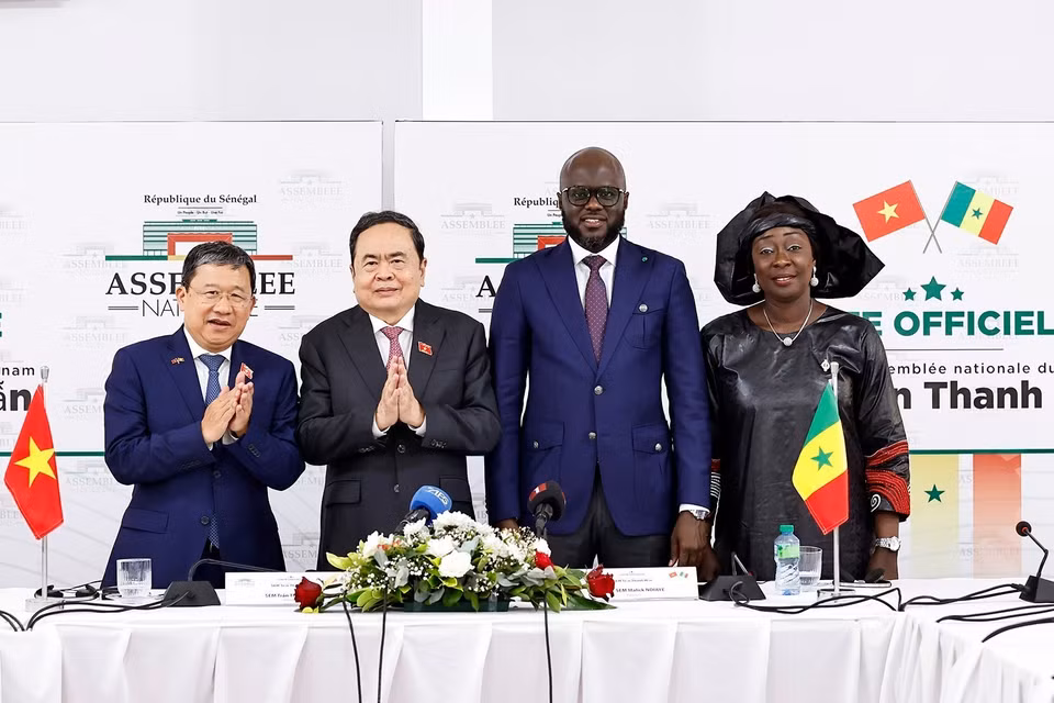Chairman Tran Thanh Man and President Malick Ndiaye together with the heads of the Vietnam–Senegal and Senegal–Vietnam Parliamentary Friendship Groups. (Photo: VNA)