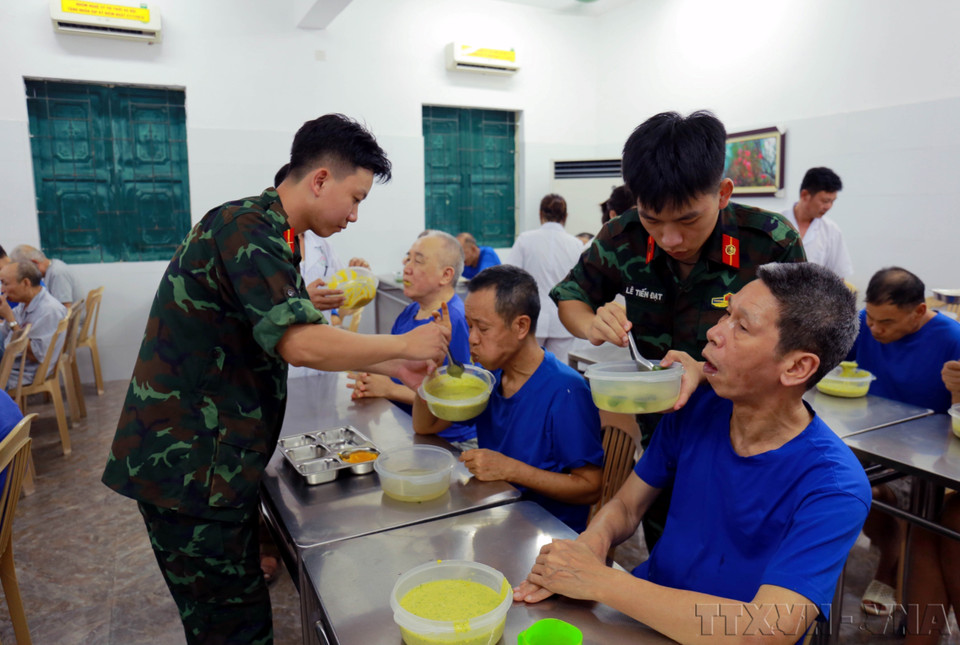 Volunteers support wounded and sick soldiers at the Kim Bang War Invalids Nursing Centre, Tam Chuc ward, Ninh Binh province (July 2025). (Photo: VNA)