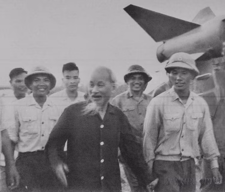 President Ho Chi Minh visits Battalion 61 of Missile Regiment 236 – Song Da Missile Brigade, following the unit’s initial victory (Aug. 26, 1965). (Photo: VNA)