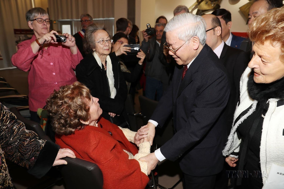 Party General Secretary Nguyen Phu Trong meets with Raymonde Dien – a member of the French Communist Party, a symbol of the spirit of opposing the unjust war waged by French colonialists in Vietnam, at Choisy Le Roi Town Hall during his official visit to France on March 26, 2018. (Photo: VNA)