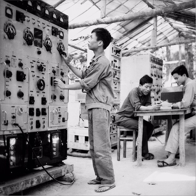 Technicians of the Liberation News Agency (TTXGP) operating Teletype machines. During more than 15 years of working under enemy bombardment (1960–1975), the Liberation News Agency had to relocate its headquarters dozens of times but always maintained the “lifeline” of information. (Photo: TTXGP archives)