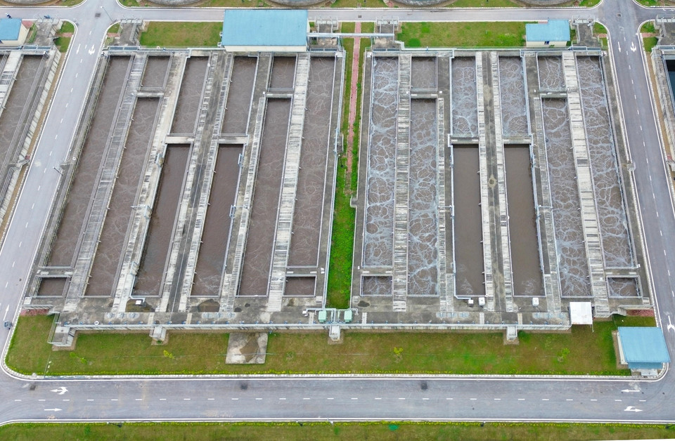 The facility has 12 activated sludge tanks, using microorganisms to decompose organic matter in wastewater under AO technology. (Photo: VNA)
