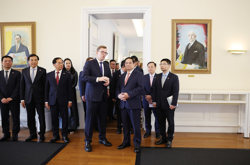 Prime Minister Kristen Michal briefs Prime Minister Pham Minh Chinh about the government office of Estonia. (VNA)