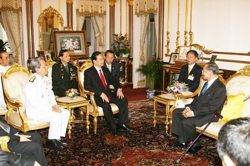 Prime Minister Nguyen Tan Dung meets with King Bhumibol Adulyadej in Thailand on December 20, 2006. (Photo: VNA)