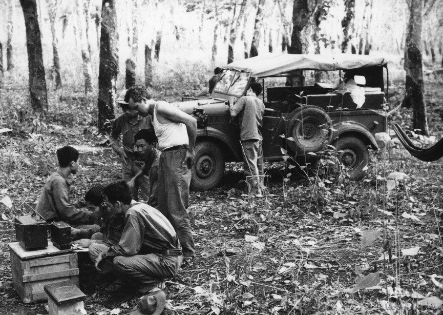 During the two arduous resistance wars, VNA reporters are truly soldiers on the battlefield, fighting with both pens and weapons. In the photo: VNA frontline reporters covering the Ho Chi Minh Campaign (1975). (Photo: VNA)