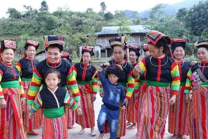 Cong ethnic women in Muong Te commune, Lai Chau province, focus on teaching their cultural traditions to younger generations. (Photo: VNA)